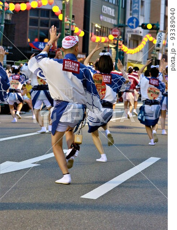 伝統の徳島阿波踊り 93389040