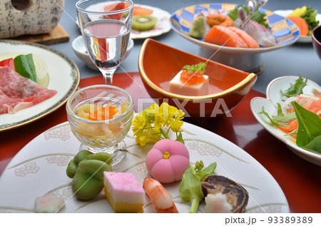 春の頃に旅館の夕食で出る会席料理のイメージ 春の頃に旅館の夕食で出る会席料理のイメージ 93389389
