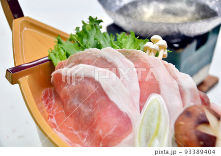旅館の夕食で出るポークしゃぶしゃぶのイメージ 93389404