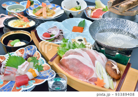 旅館の夕食で出るポークしゃぶしゃぶがメインの会席料理のイメージ 93389408