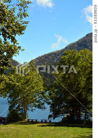 天然湖の美しきレイクブルー 93389609