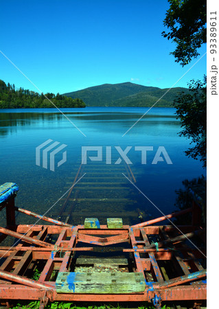 天然湖の美しきレイクブルー 93389611