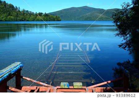 天然湖の美しきレイクブルー 93389612