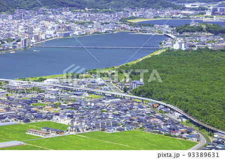 鏡山西展望台から見た美しい虹の松原と唐津市の町並み（佐賀県唐津市） 93389631