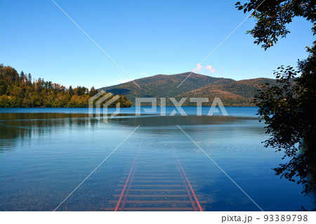 天然湖の美しきレイクブルー 93389798