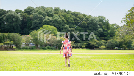 芝生で遊ぶ女の子 芝生で遊ぶ女の子 93390432