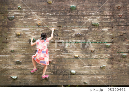 壁を登る女の子 93390441