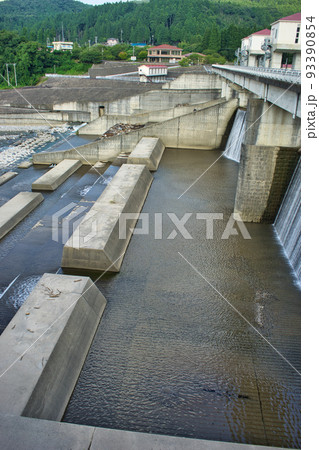 富山県立山町岡田地区の横江頭首工 93390854