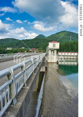 富山県立山町岡田地区の横江頭首工 93390861