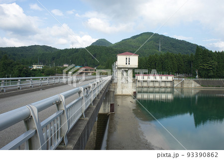 富山県立山町岡田地区の横江頭首工 93390862