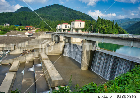 富山県立山町岡田地区の横江頭首工 93390868