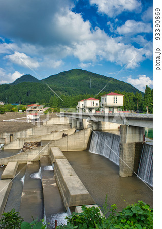 富山県立山町岡田地区の横江頭首工 93390869