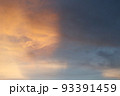 半分陽の当たる夕方の雲 93391459