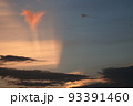 半分陽の当たる夕方の雲 93391460
