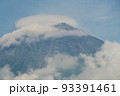 笠雲のかかる富士山 93391461