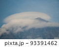 笠雲のかかる富士山 93391462