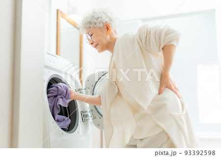 洗濯で腰を痛めるシニア女性 93392598