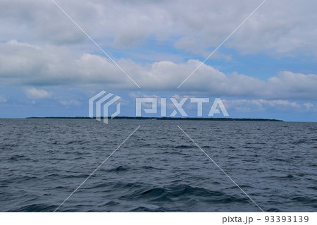 石垣島　フサキリゾートビーチより竹富島方面を望む 93393139