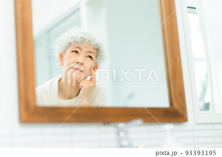 シニア女性肌ケアイメージ 93393195