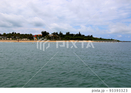 石垣島　リゾートビーチのフサキ・エンジェル・ピアを望む 93393323