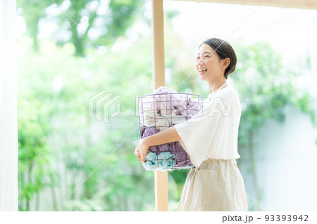 ランドリーバスケットを持つ女性 93393942