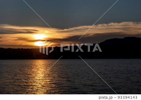 琵琶湖の夕暮れ　カラフルな風景 93394143