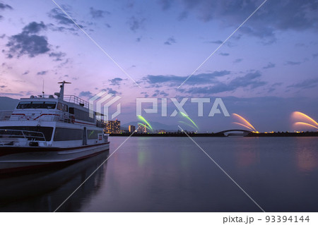 琵琶湖の夕暮れ　カラフルな風景 93394144
