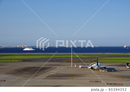 空港の飛行機 地上の作業者 飛行場の風景 羽田空港 空港の飛行機 地上の作業者 飛行場の風景 羽田空港 93394352