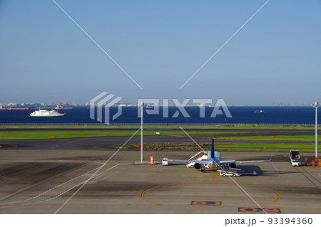 空港の飛行機 地上の作業者 飛行場の風景 羽田空港の写真素材