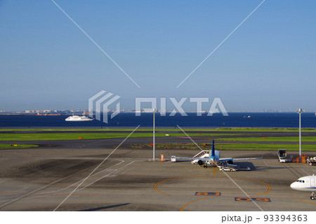 空港の飛行機 地上の作業者 飛行場の風景 羽田空港 空港の飛行機 地上の作業者 飛行場の風景 羽田空港 93394363