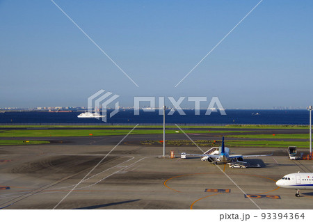 空港の飛行機 地上の作業者 飛行場の風景 羽田空港 空港の飛行機 地上の作業者 飛行場の風景 羽田空港 93394364