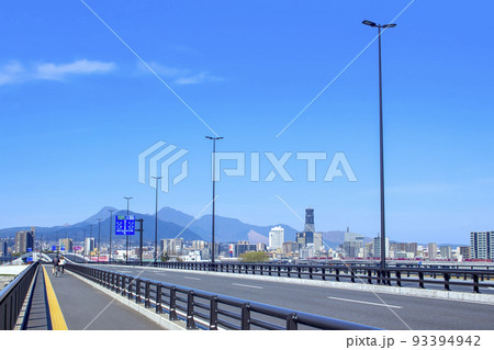 宗麟大橋と大分市街地 93394942
