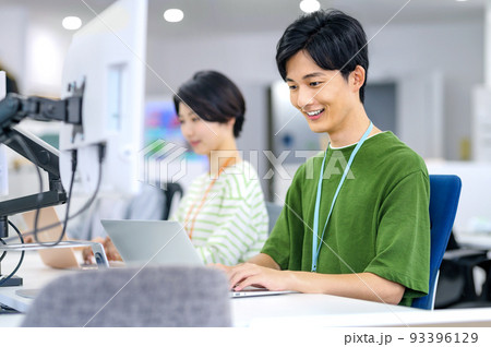 オフィスで働く私服の若いエンジニア 93396129