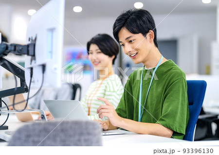 オフィスで働く私服の若いエンジニア オフィスで働く私服の若いエンジニア 93396130