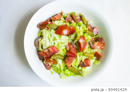 Lettuce salad with tomato and pickles Lettuce salad with tomato and pickles 93401429