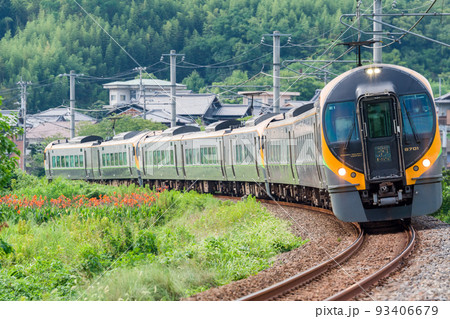 【予讃線】カーブを通過する特急列車 【予讃線】カーブを通過する特急列車 93406679