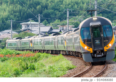 【予讃線】カーブを通過する特急列車 【予讃線】カーブを通過する特急列車 93406680