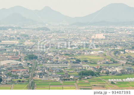 【予讃線】観音寺の街並みと特急列車 【予讃線】観音寺の街並みと特急列車 93407393