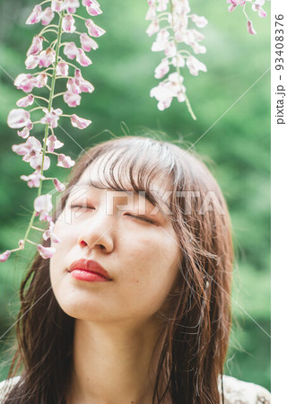 藤と自然と女性 藤と自然と女性 93408376