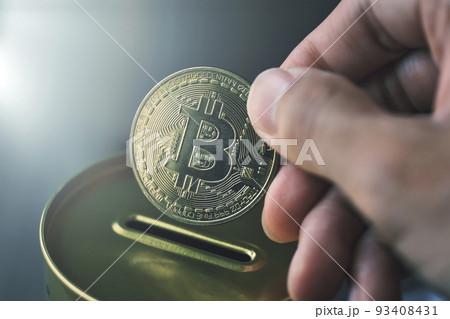 ビットコインを持つ男性の手 93408431