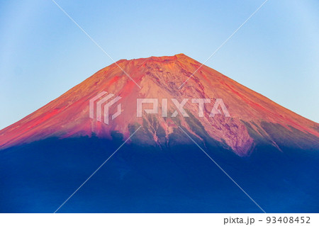朝霧高原から　夕日に映える赤富士の絶景　静岡県富士宮市　日本 93408452