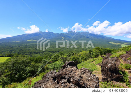 平沢峠の獅子岩の上から見た新緑の八ヶ岳の絶景 93408806