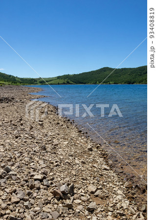夏の野反湖　湖岸の風景 93408819