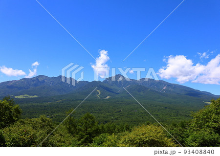 平沢峠展望駐車場から眺望する新緑の八ヶ岳夏の絶景 93408840