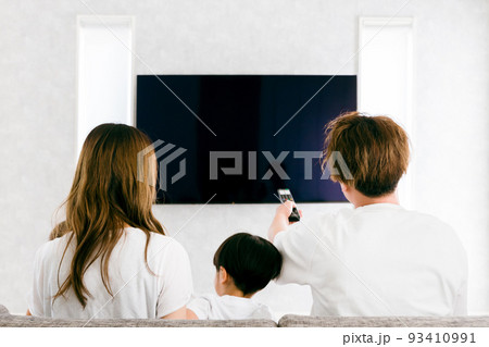 家のリビングでテレビを見る家族（子供） 93410991