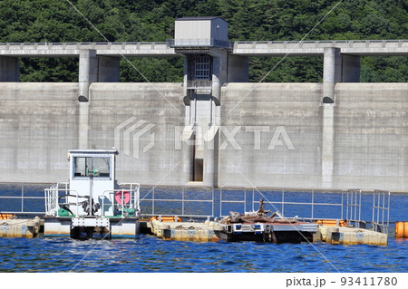 湯西川ダムの堤体 上流側ゲート 湯西川ダムの堤体 上流側ゲート 93411780