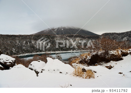 雪が積もる大浪池の景色 雪が積もる大浪池の景色 93411792