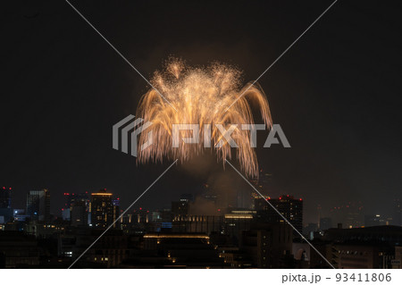 真夏の東京のビル群と夜空を彩る花火大会 真夏の東京のビル群と夜空を彩る花火大会 93411806