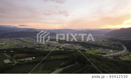 日本の田舎町　信州上田の町並みの夕景を空撮 93412530