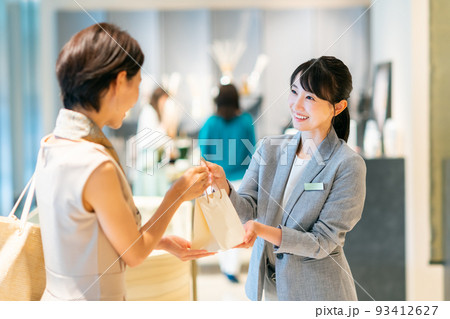 接客する若い女性の店員　撮影協力：g GIFT AND LIFESTYLE 93412627